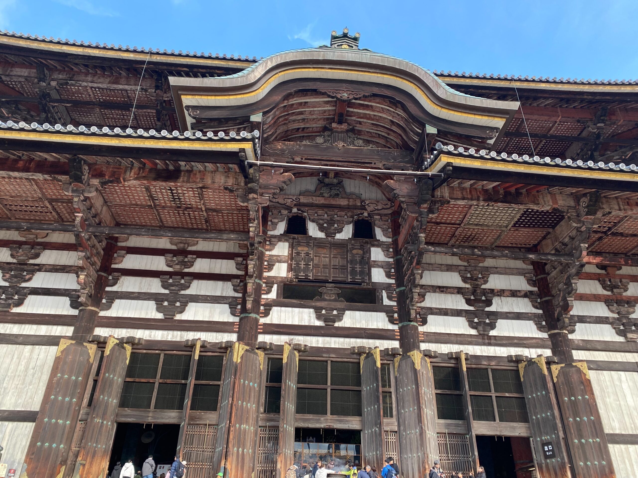 東大寺 大仏殿の外観。下から見上げるとその大きさに圧倒されます