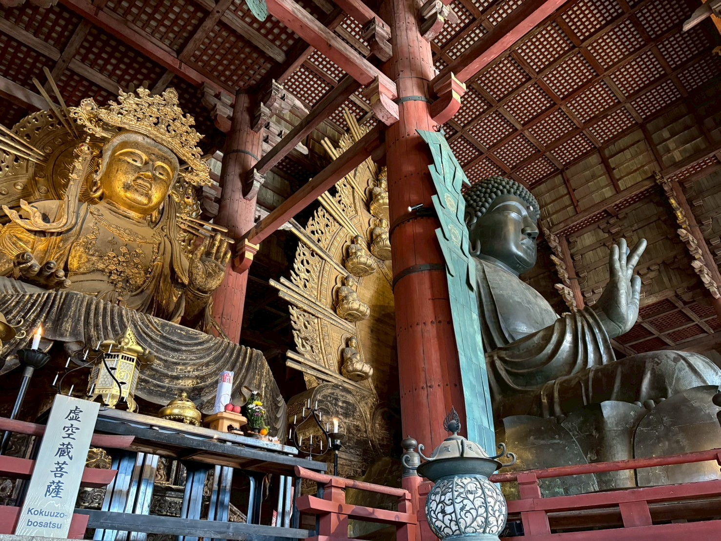 大仏殿の内部。大仏の左手側、虚空蔵菩薩坐像越しの一枚