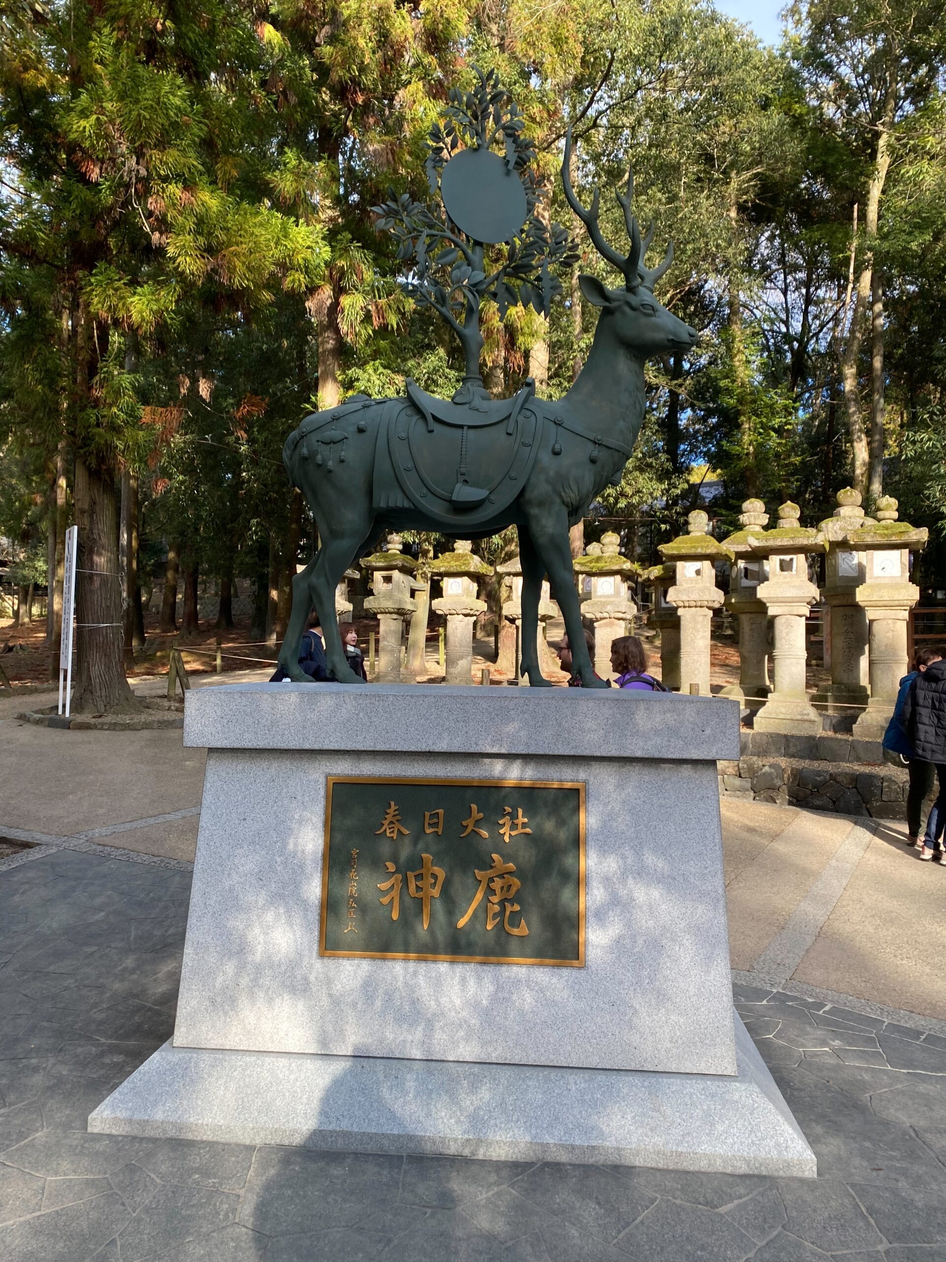 春日大社の境内に新しく設置されていた神鹿の銅像