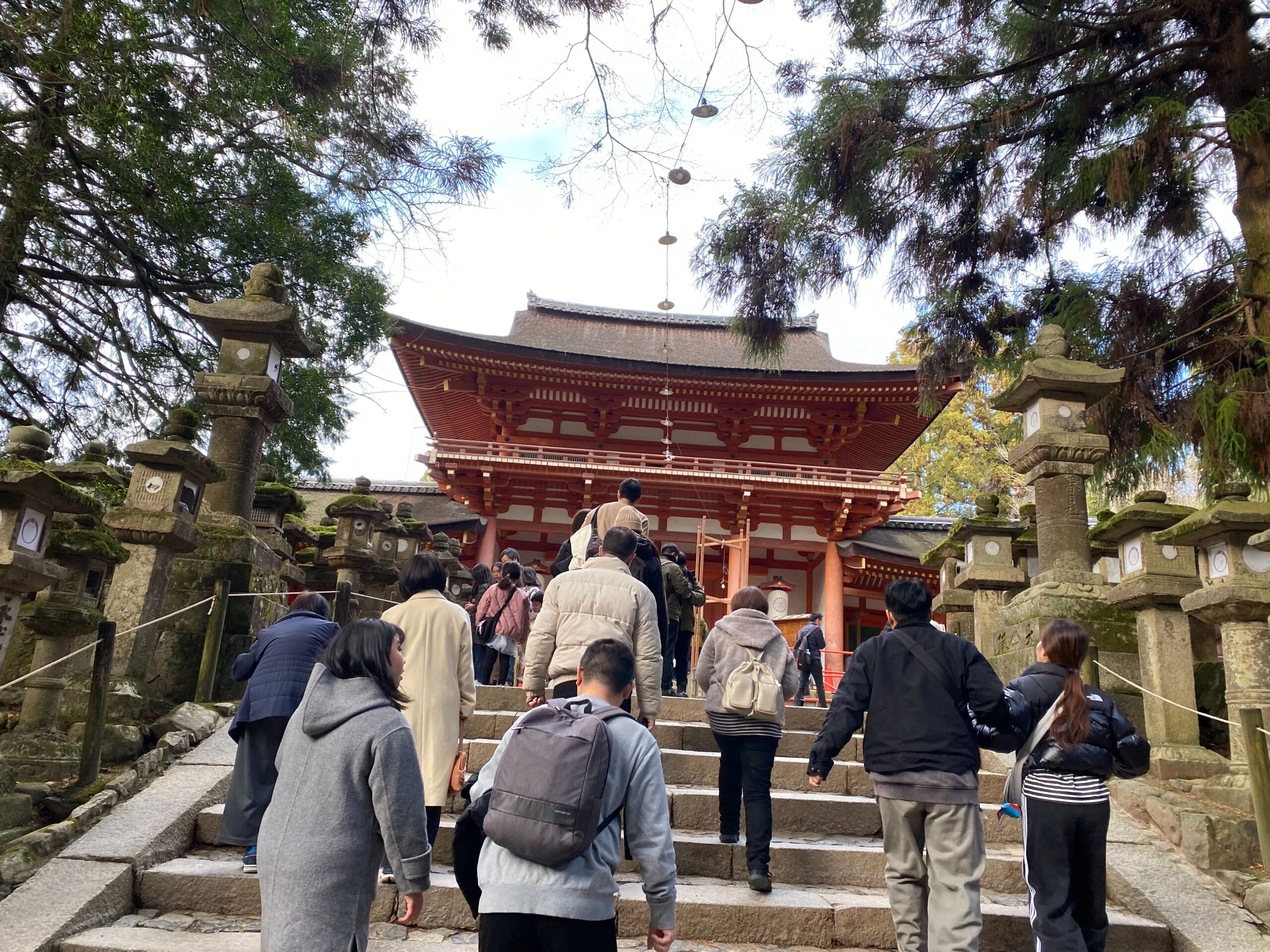 本殿に続く石段と楼門。朱色がとても映えます