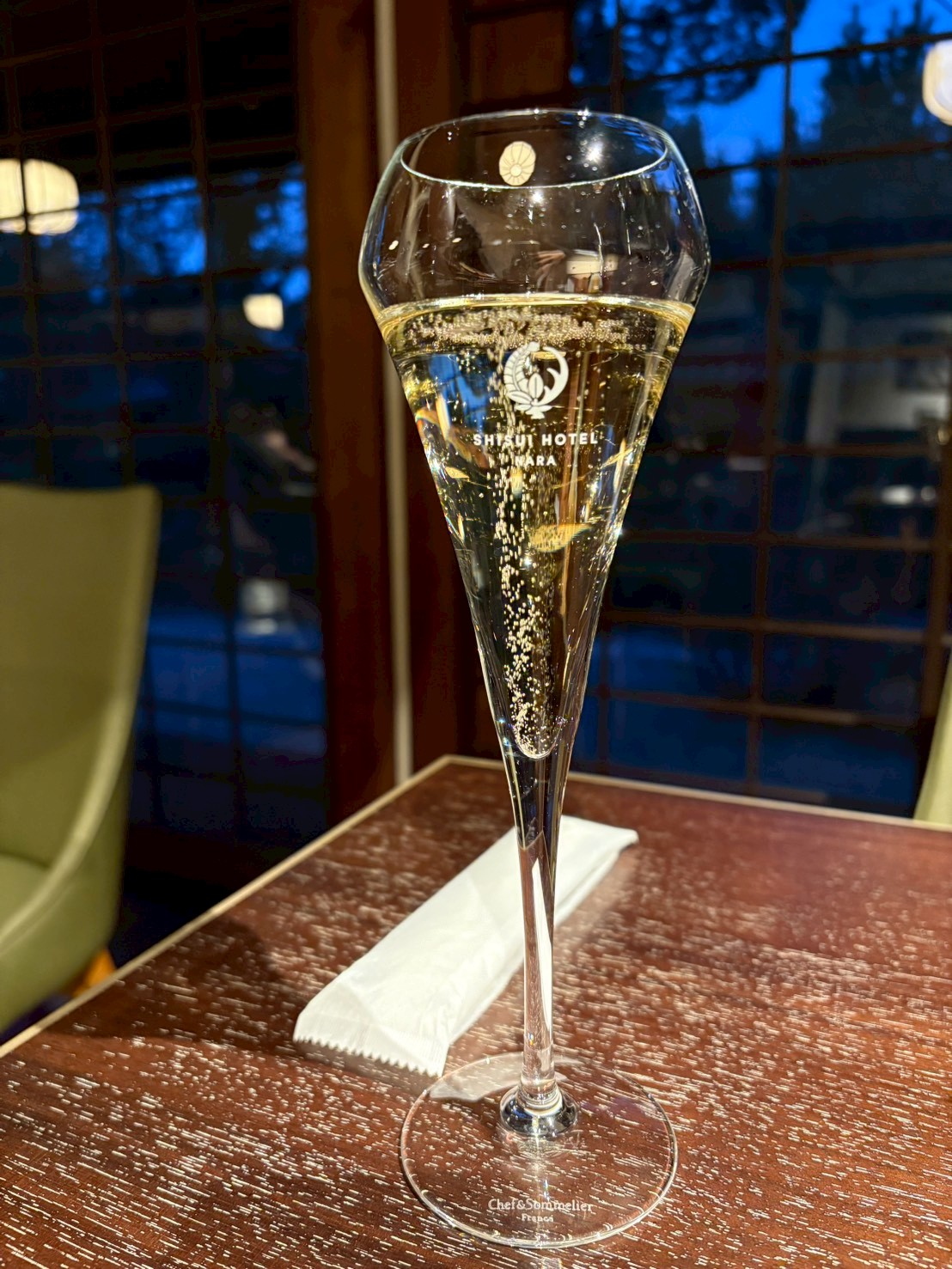 お部屋全景（ベッドとリビングスペース）