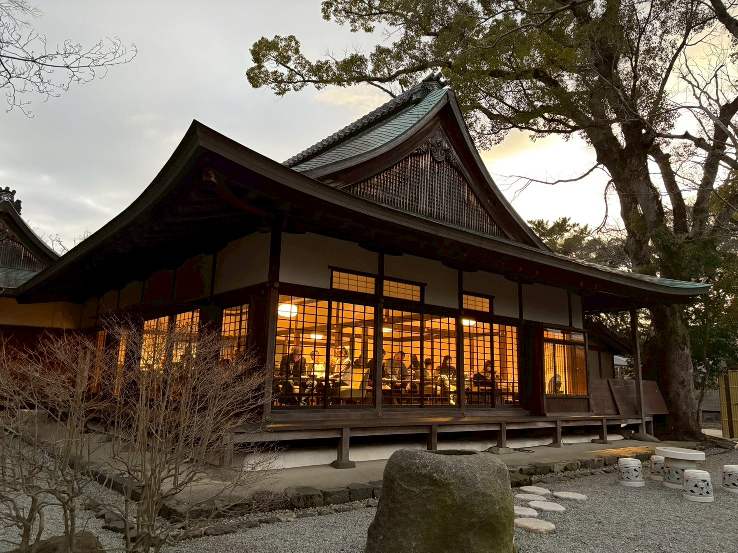 お茶セットとタブレット、アメニティ