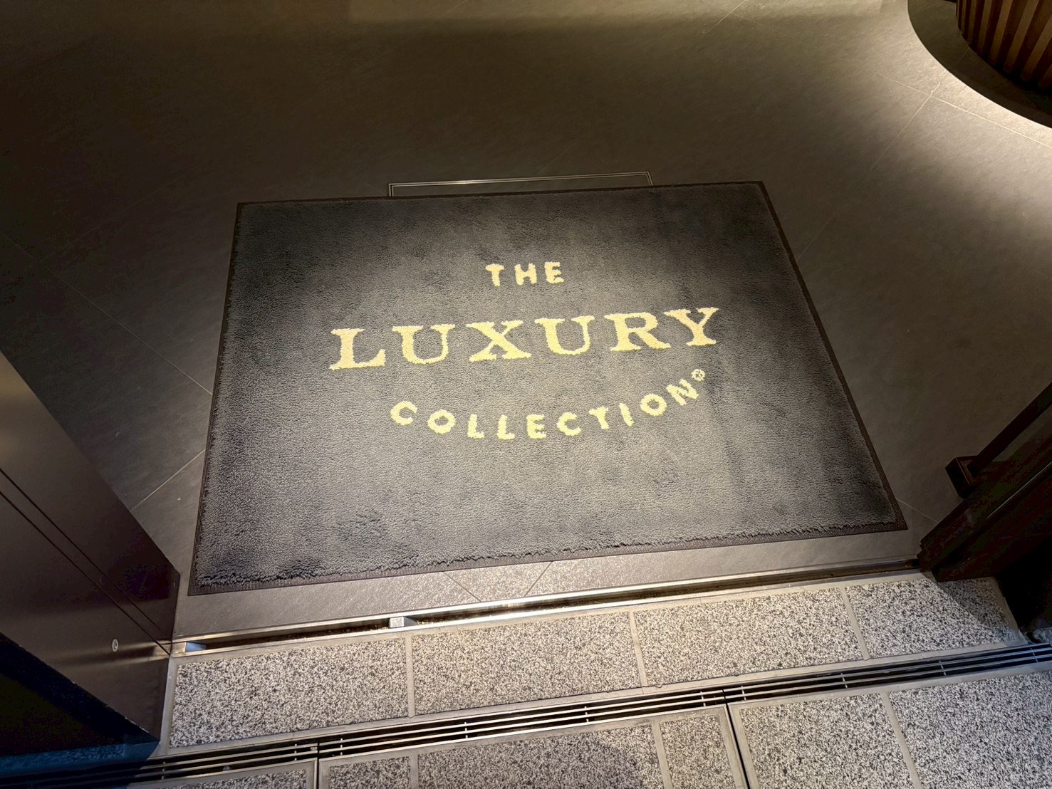 館内の調度品。古い箪笥と陶器がライトアップされて飾られていました