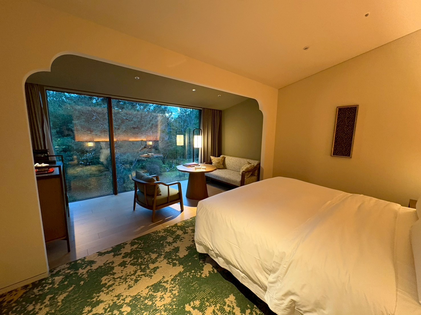 フィンガーフード。六角形の朱塗りのお盆で提供されます