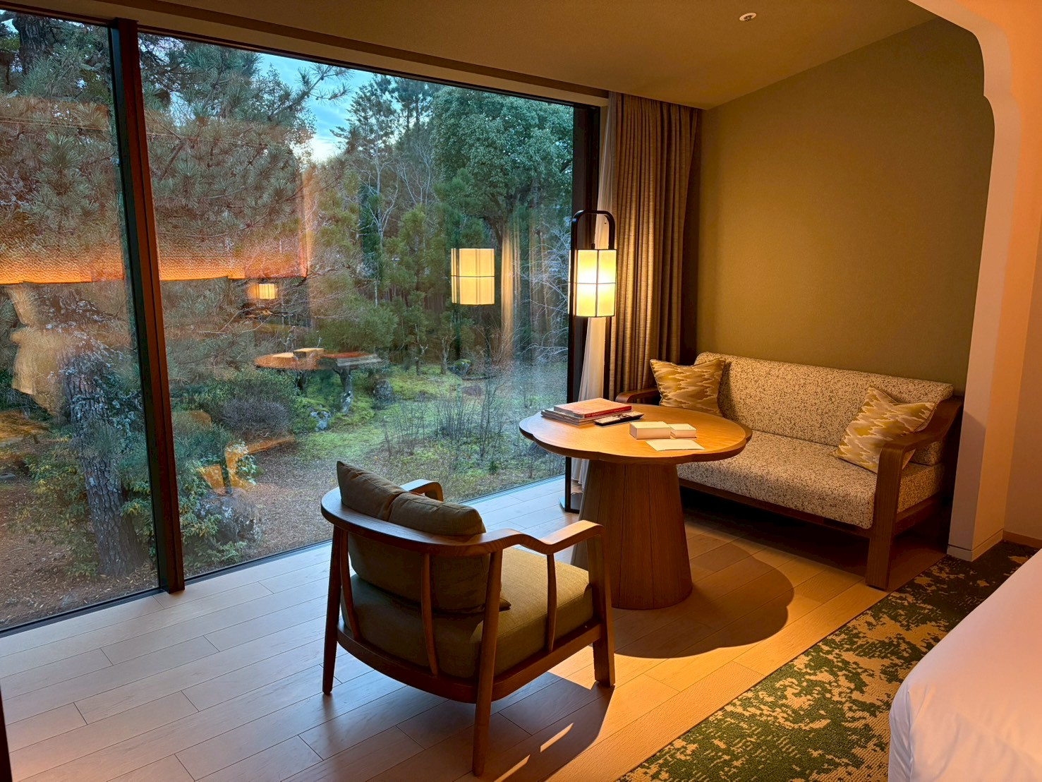 SHISUI HOTEL NARA ロゴ入りのグラスでいただくシャンパン