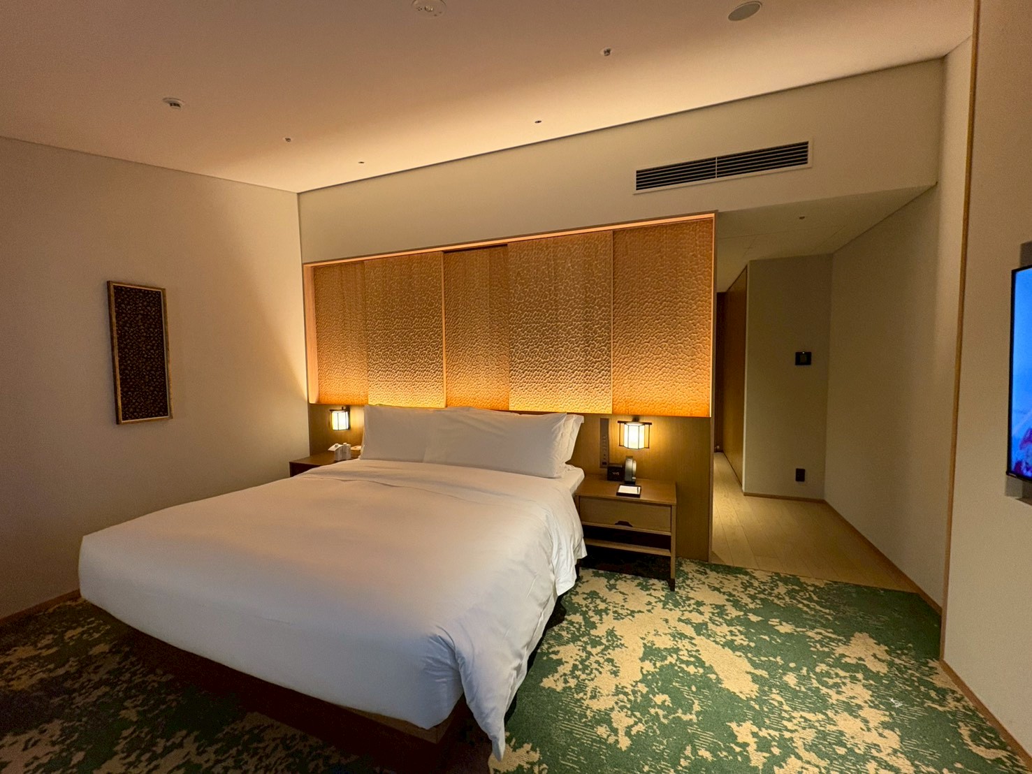 レストラン「時河」の外観。夕暮れに浮かび上がる和の建物が美しいです