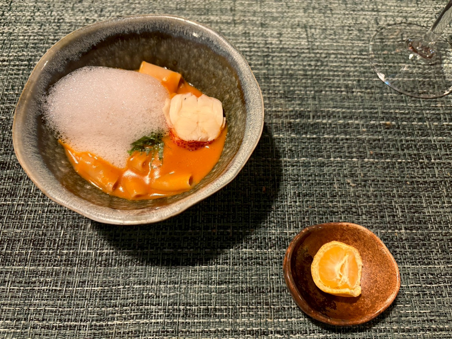 はくたくうどんに海老とお酒のビスクソース、添えに蜜柑