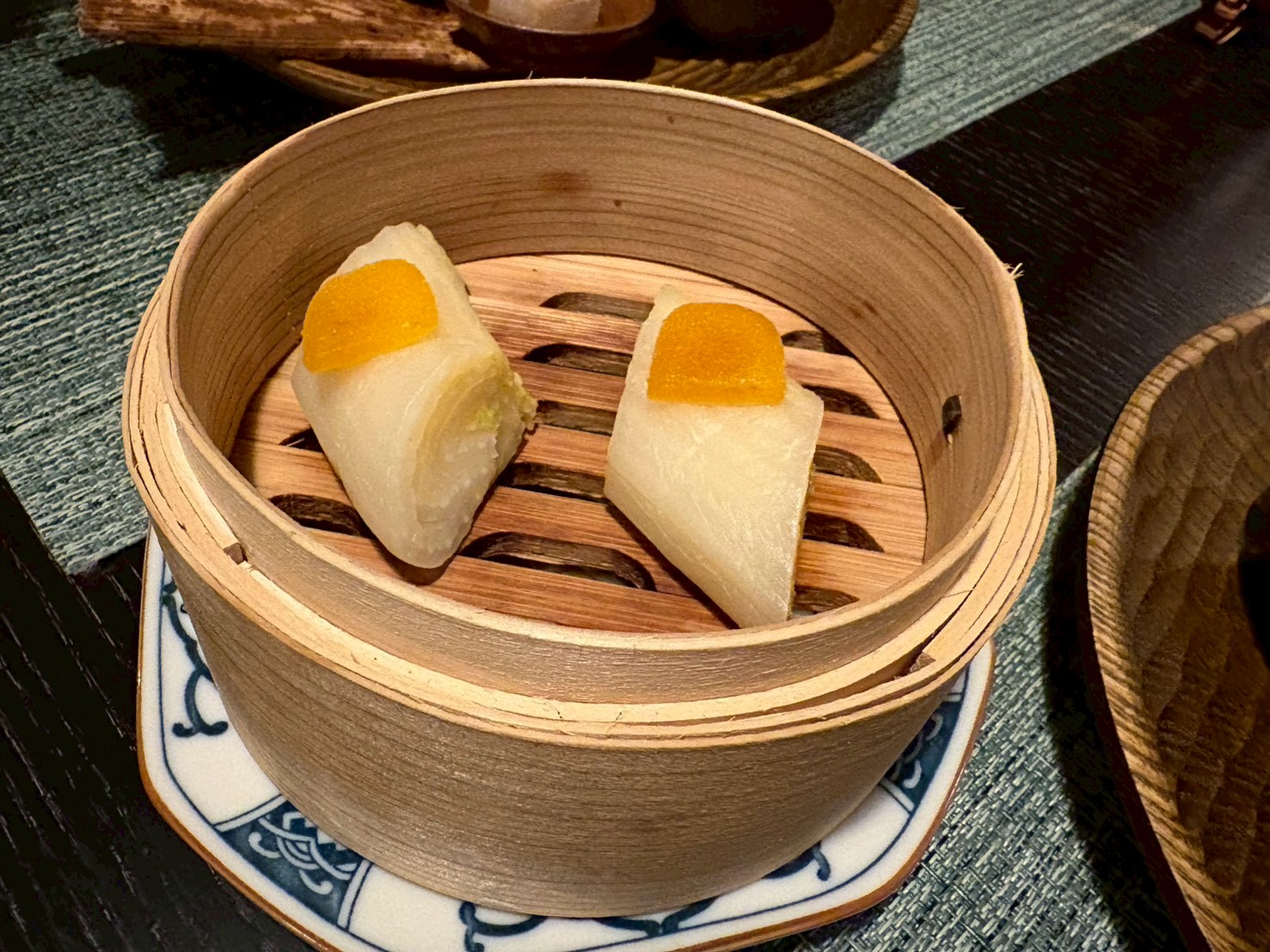 蒸籠で提供される一品