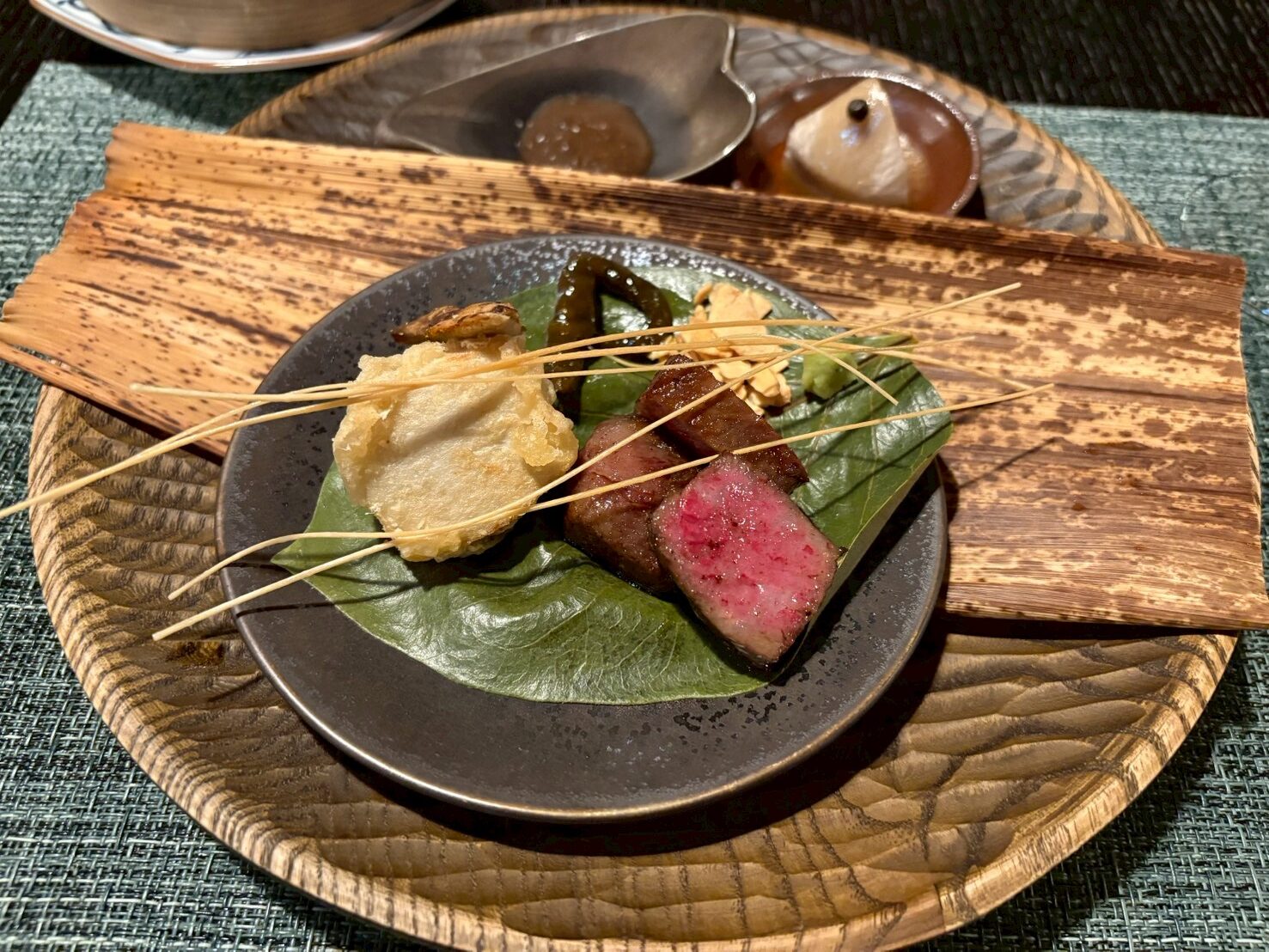 大和牛のステーキと奈良の芋のフリット