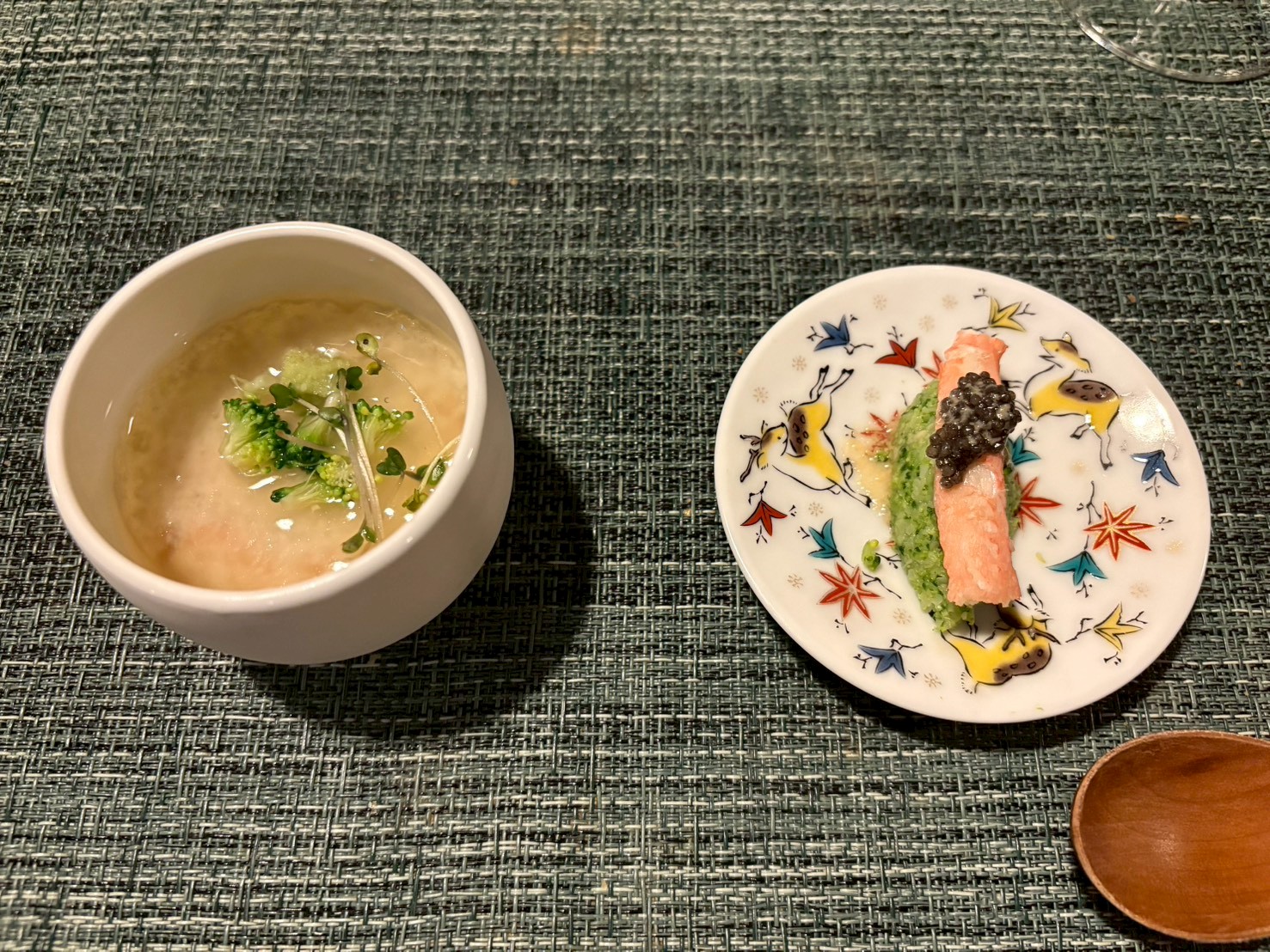 蟹と緑花椰菜の蕪蒸し。鹿の絵柄の小皿が印象的でした