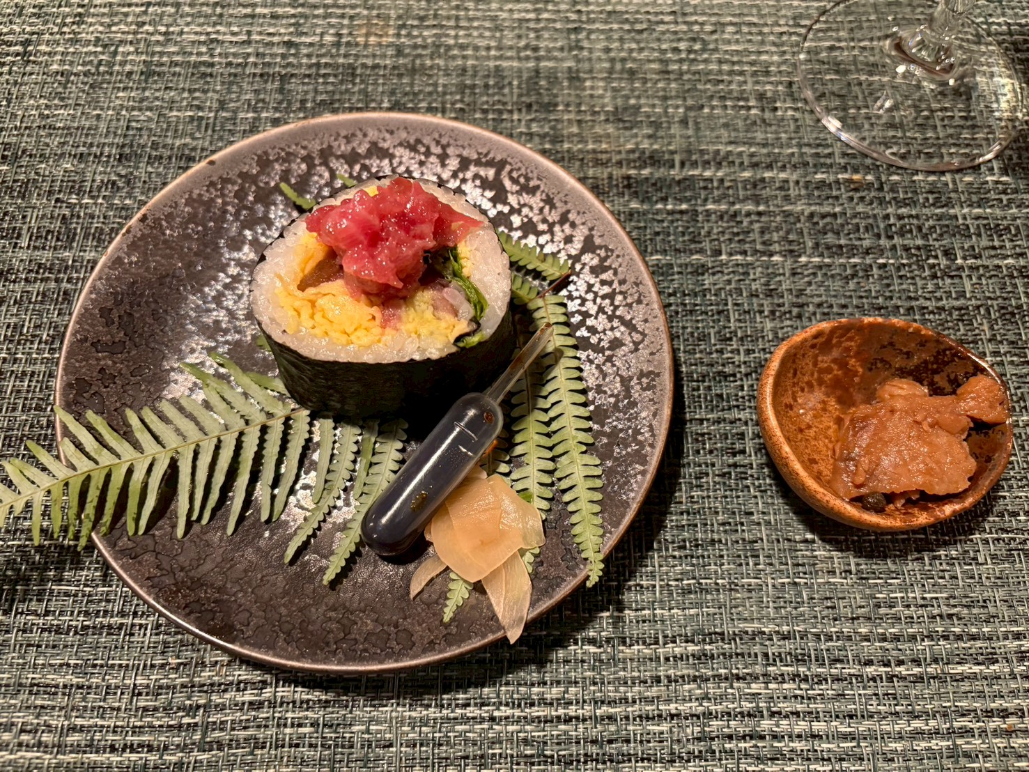 鮪の太巻きとガリ、有馬煮