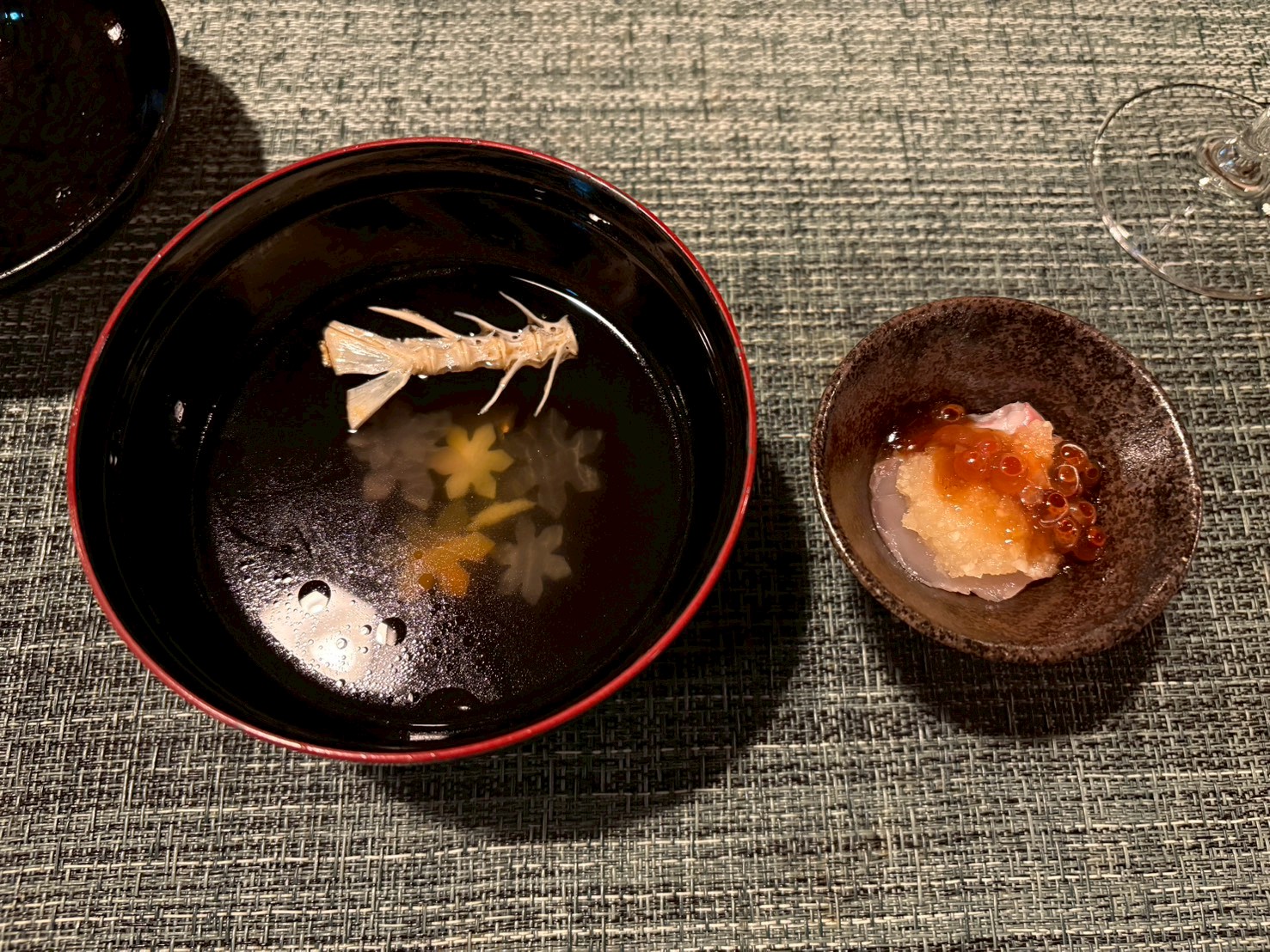 お椀を開けるとお吸い物に海老が一尾、紅葉麩や柚子