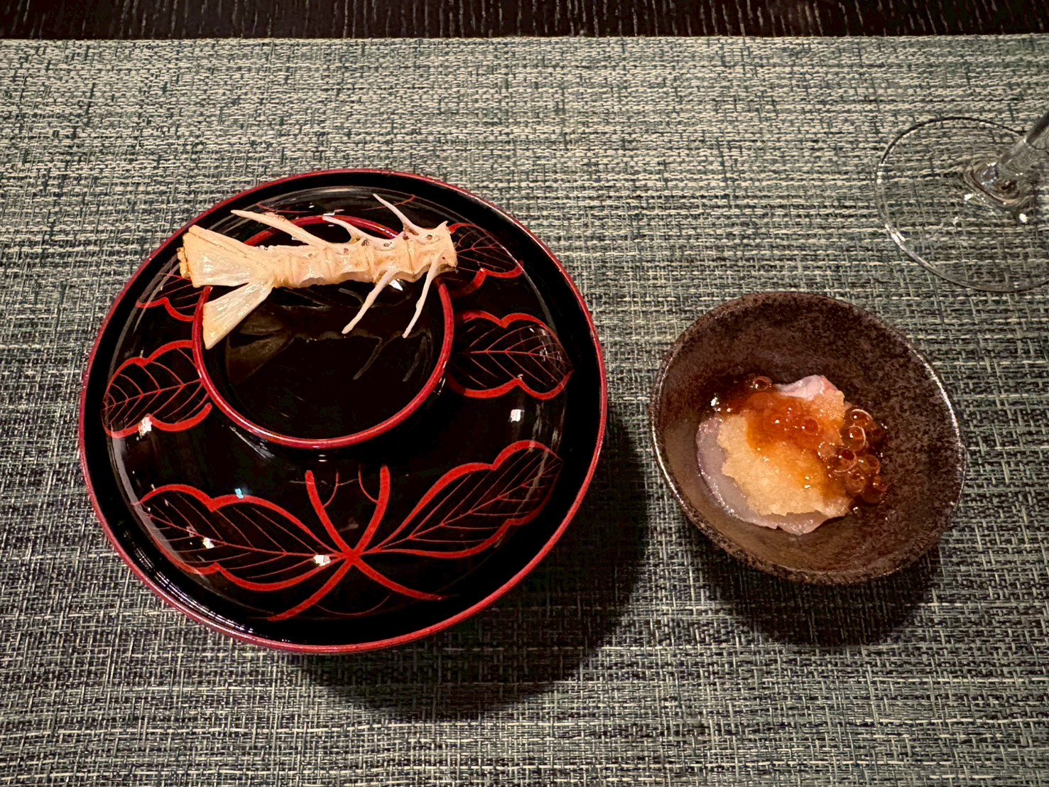 「待ちわびた鯛」のお椀。蓋にも美しい意匠が