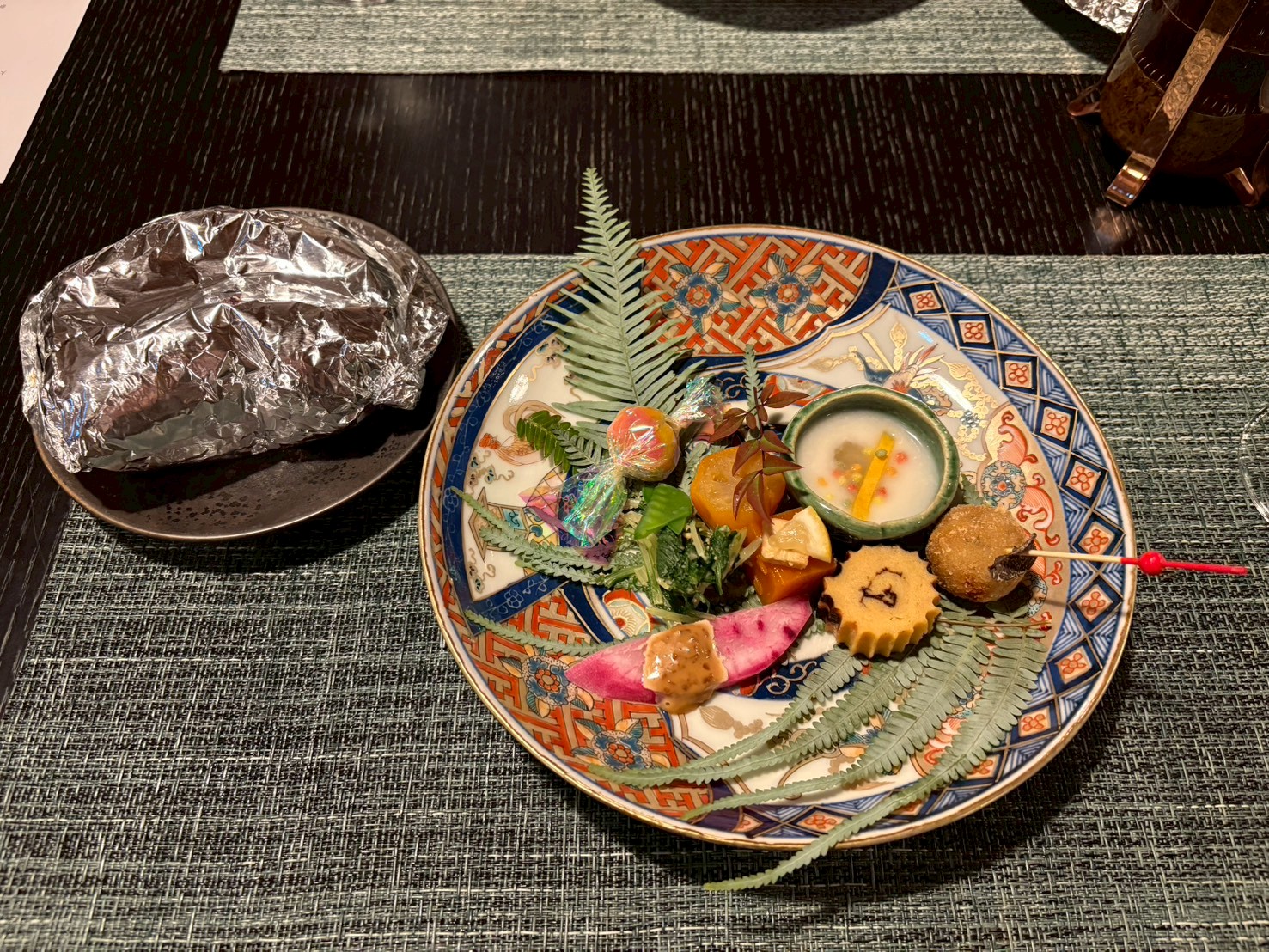 色とりどりの前菜の盛り合わせ