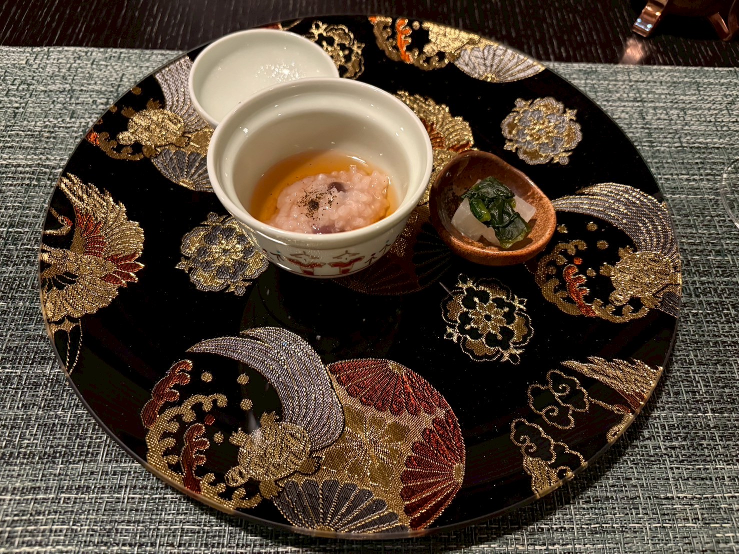 小豆の香る茶粥と漬物