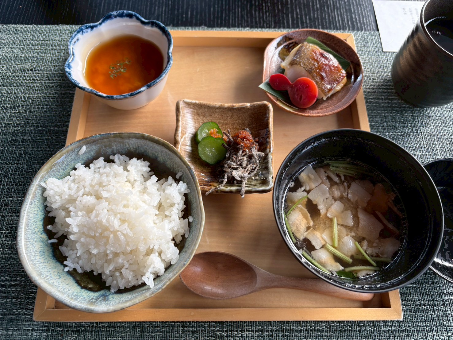 お膳の俯瞰。バランスの取れた品数が並びます