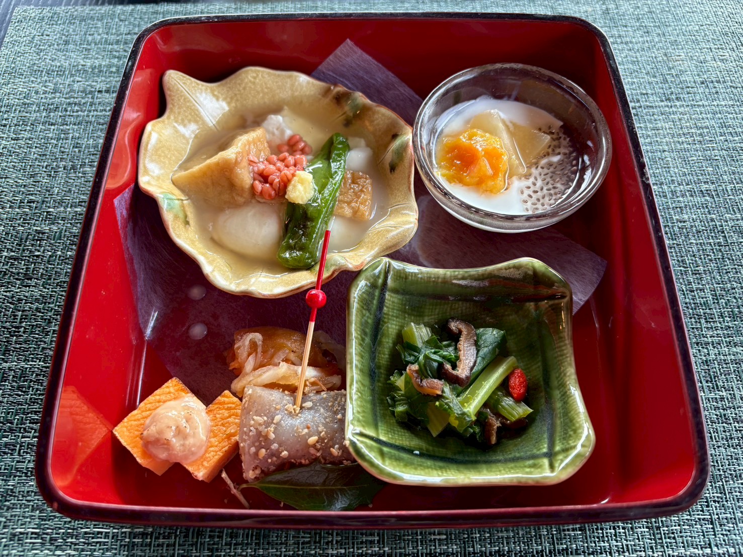 一の膳。彩り豊かな小鉢が並びます