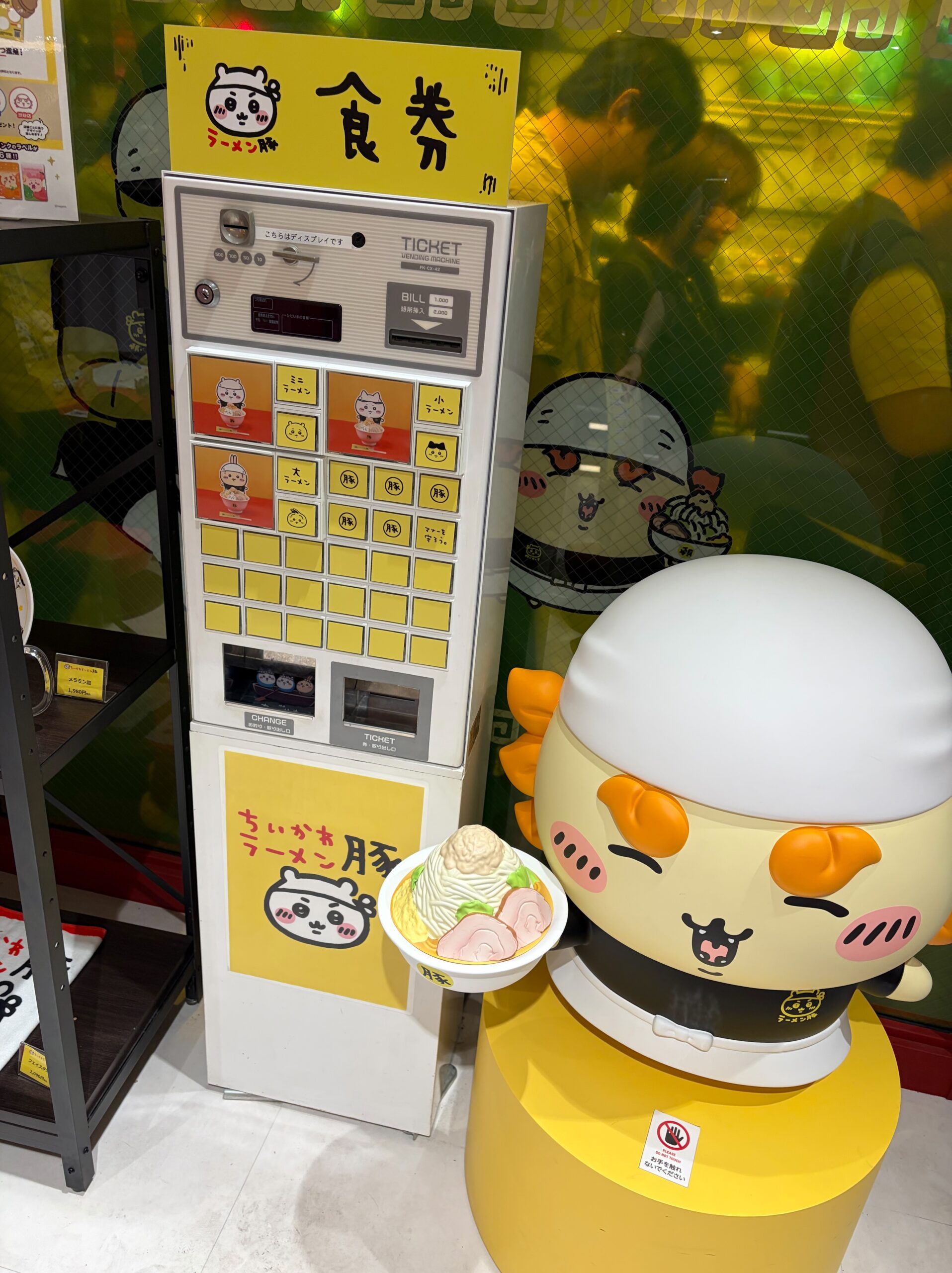 入口の食券機とシーサーの像