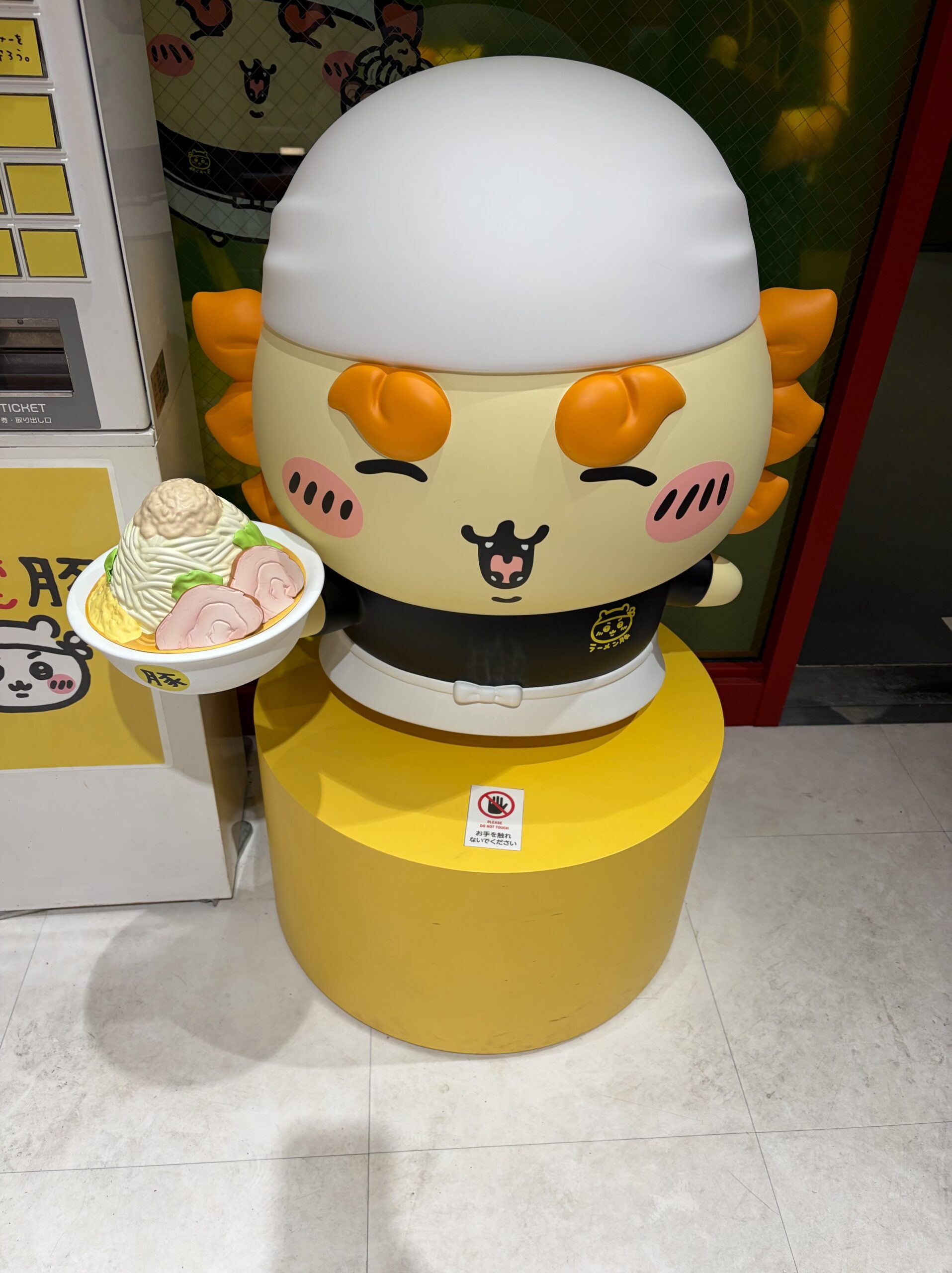 入口に立っているシーサーの像
