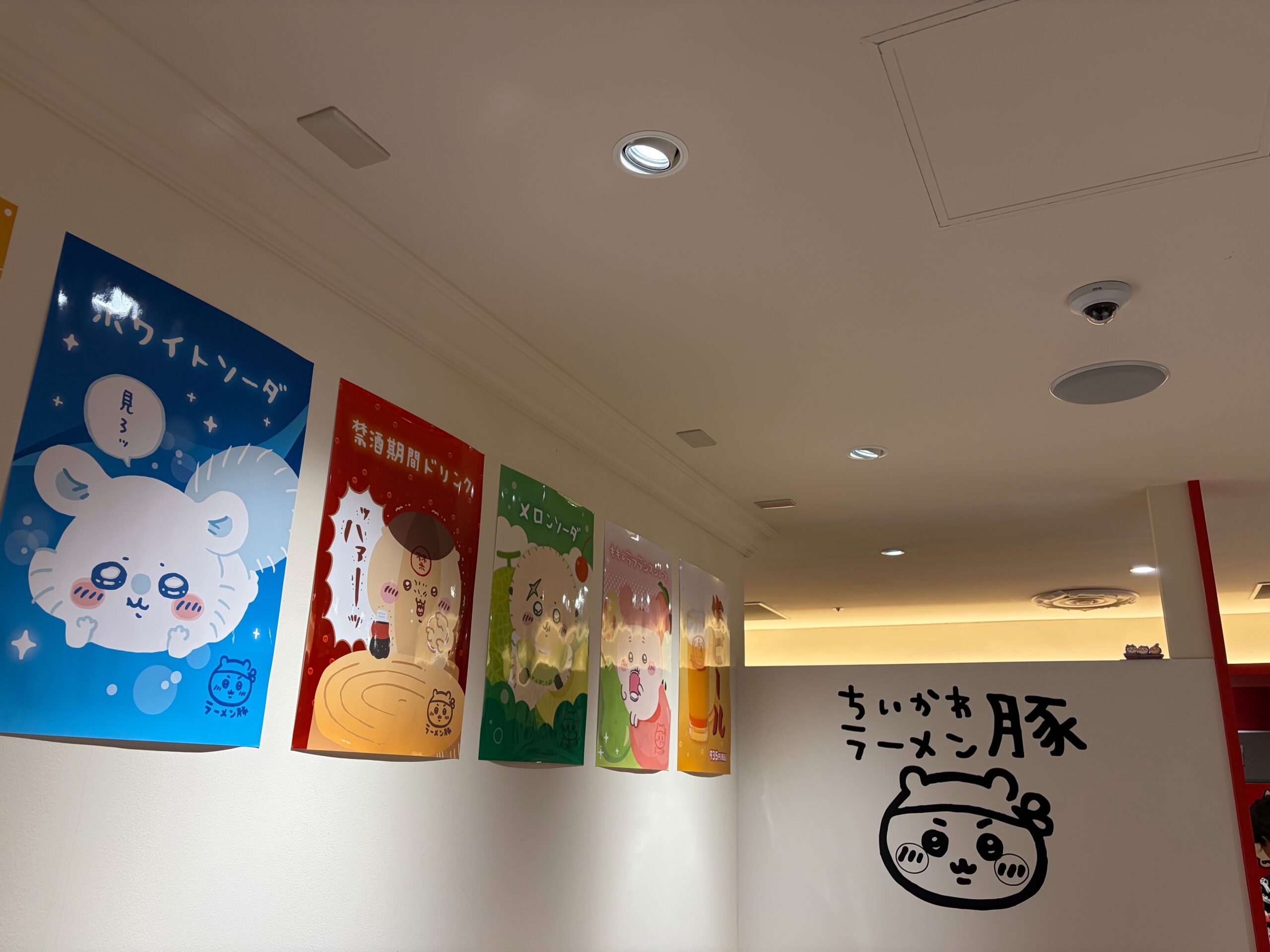 ちいかわラーメン豚のロゴが描かれた壁