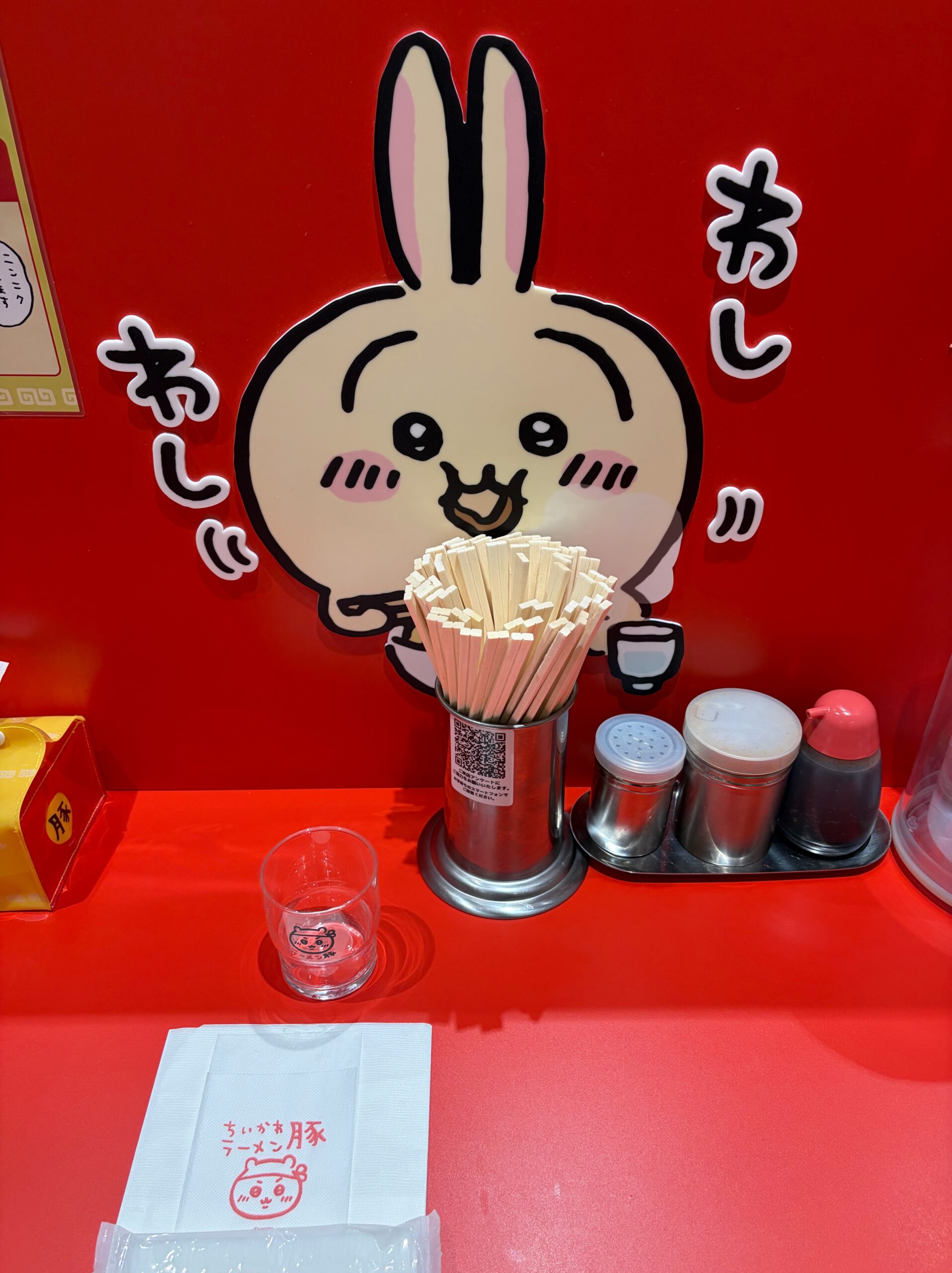 カウンター席。うさぎの「わしわし」と卓上調味料