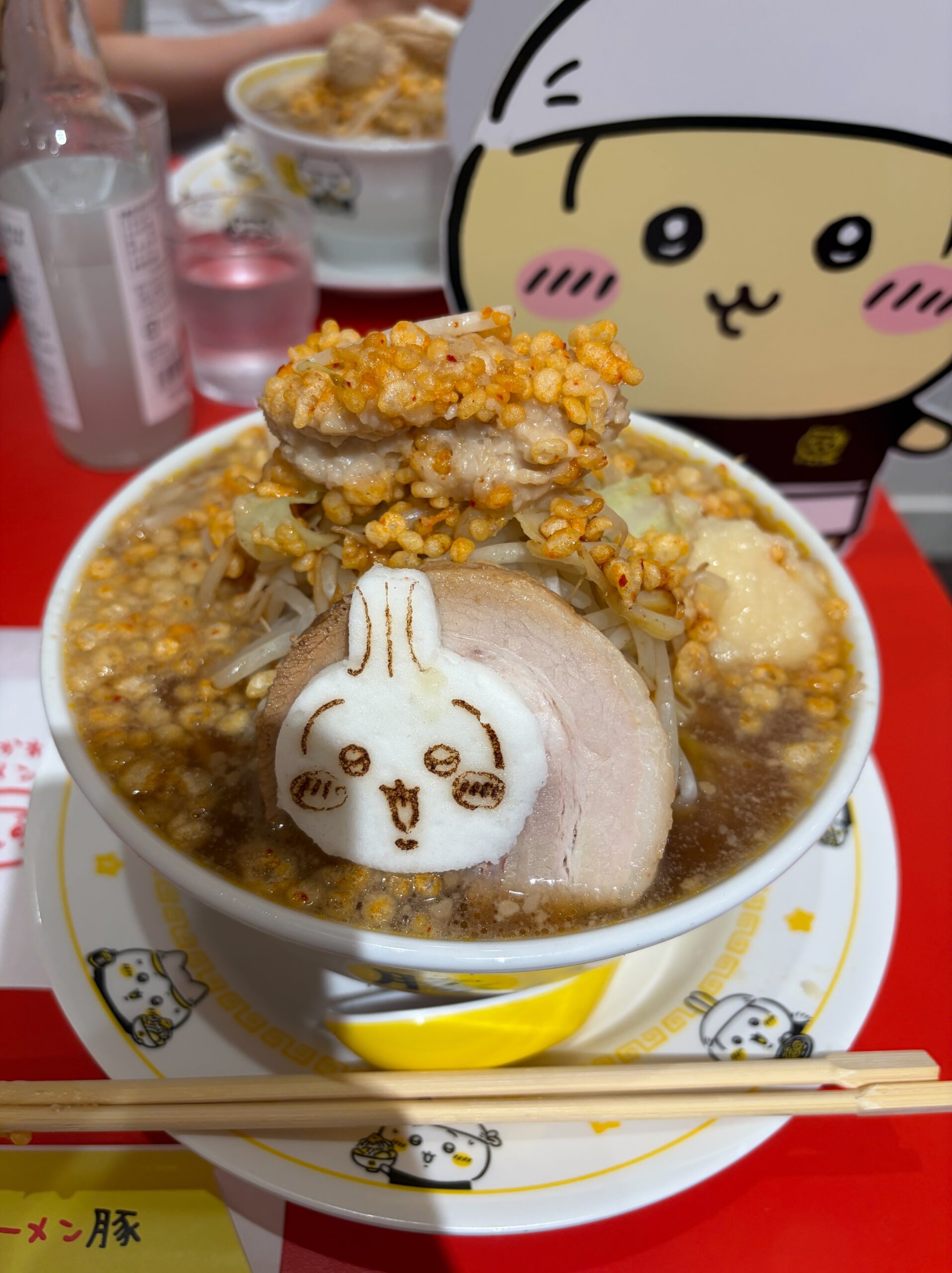 どんぶりを横から。野菜と天かすがしっかり盛られています