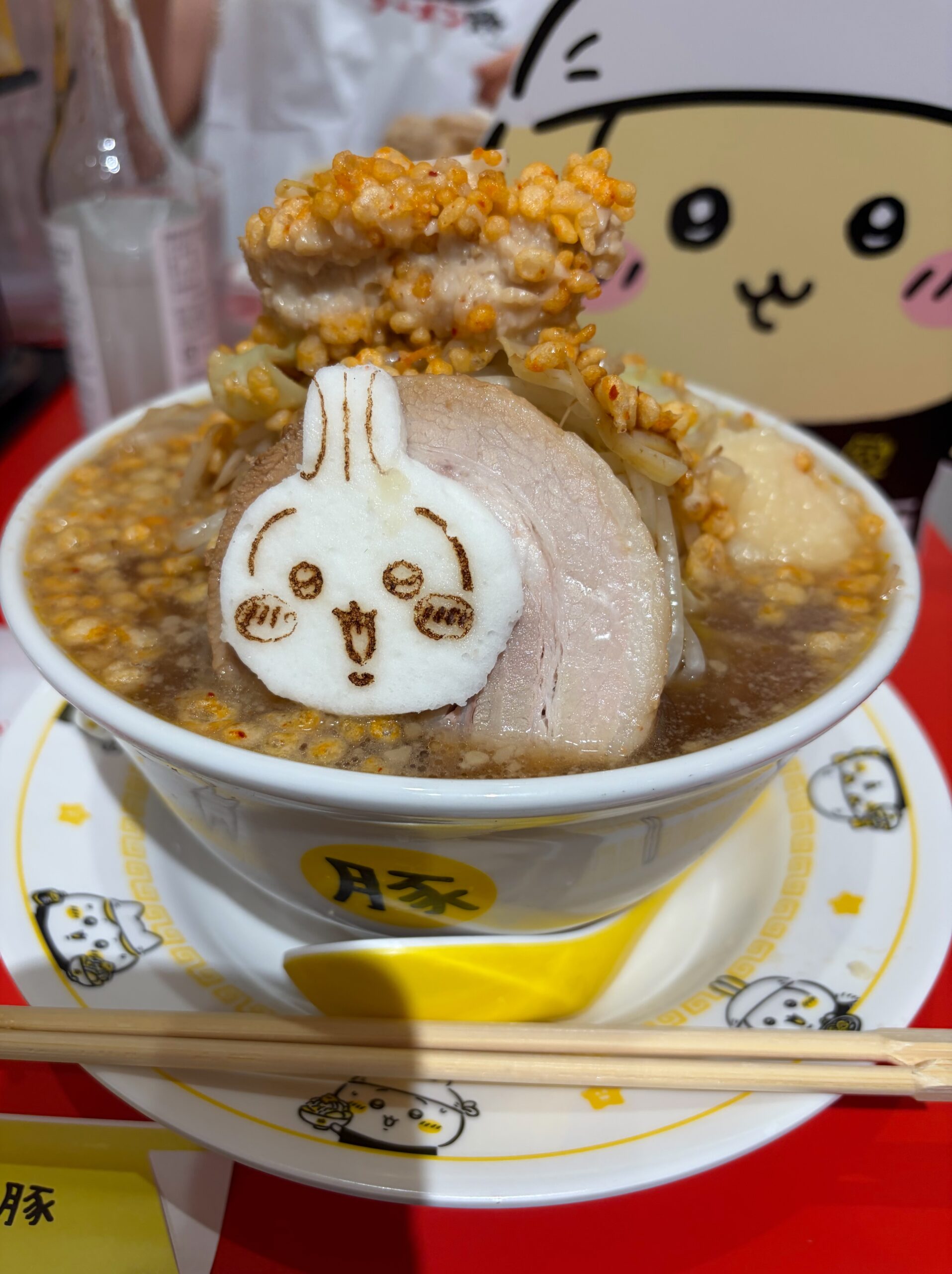 ラーメン豚「大」。うさぎのはんぺんが乗っています