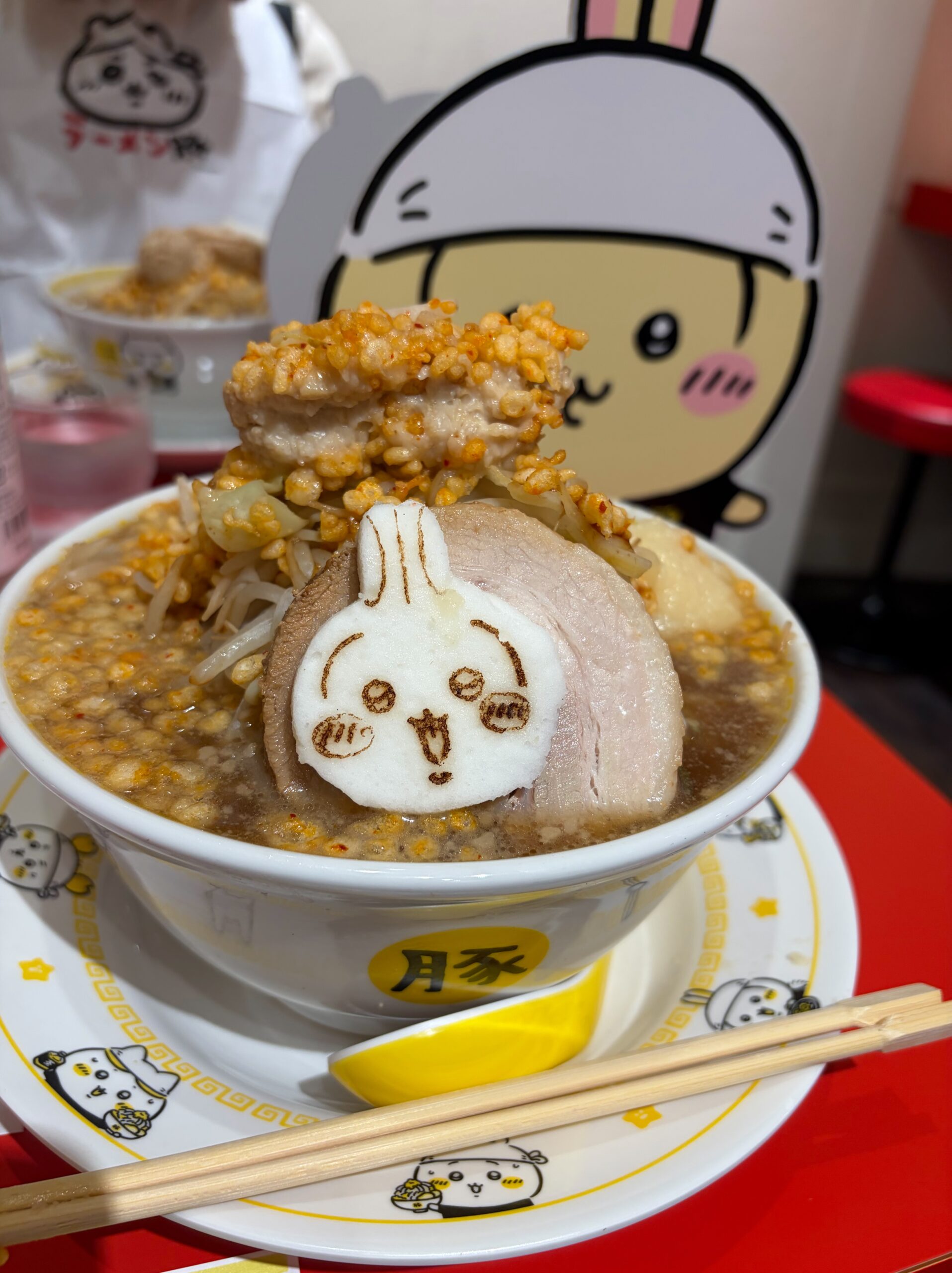 うさぎのパネルとラーメン豚